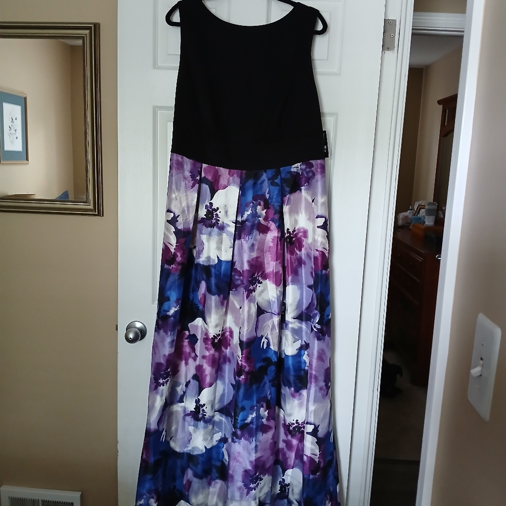 NEW WITH TAGS Stunning Floor-Length Gown!